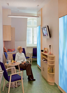 L’enviroement thérapeutique peut être amélioré par la lumière pour le bien-être des employés et des patients et peut influencer positivement le rythme éveil/sommeil, l’humeur et la satisfaction des patients et du persoel. Ce qui est possible grâce au contrôle automatique de HealWell (simulation de la lumière du jour). Dans le même temps, les utilisateurs conservent une liberté prédéfinie pour contrôler leur éclairage individuellement.