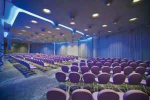Dans la salle de conférence, le faux  plafond est suspendu en un halo de  lumière, réalisé grâce à des Ledstrip,  dotés d’une température de couleur  de 3 000 K.  