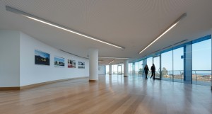 des tubes fluorescents équipent les lignes continues slotlight dans les circulations pour une lumière homogène