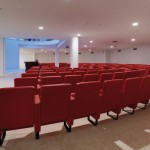 Pour répondre aux différents besoins de la salle de conférence, l'éclairage à LED de la partie "auditeurs" est piloté par le système de gestion luxmate professional qui agit sur la température de couleur et la puissance. 