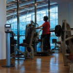 Dans les salles de sport, les luminaires Ondaria à LED offrent des températures de couleur blanc chaud.