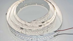 Le ruban PrevaLED d’Osram comprend une dizaine de LED par section : leur faible puissance et leur efficacité lumineuse élevée (140 lm/W) font qu’elles dégagent moins de chaleur qui est évacuée plus facilement grâce à une plus grande surface de dissipation.