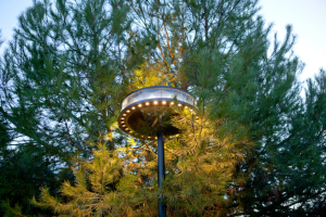 © Rip Hopkins En collaboration avec iGuzzini, Marc Aurel a adapté le luminaire Anello qui offre une double émission lumineuse directe/indirecte.