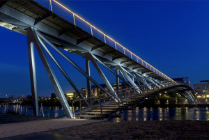 (© LEC. Photo. Xavier Chabert). La Passerelle de la Paix à Lyon, signée Dietmar Feichtinger Architectes et Schlaich BergermaPartner, relie Caluire à la Cité internationale.