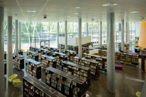 © Chabae & Partenaires. Photo Guillaume Guerin Des encastrés fluorescents Ector procurent des niveaux d’éclairement adaptés aux activités : 500 lux dans les espaces de lecture et comptoirs, 350 lux dans les bureaux et 200 lux dans les rayoages.