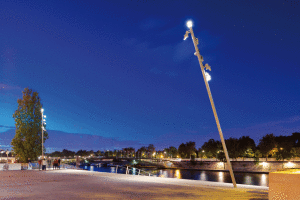 (©Technilum) Paris, Les Berges de Seine. Devant le musée d’Orsay, dans le cadre de la piétonisation des quais de Seine, des emmarchements relient quais hauts et bas et offrent aux passants un point de vue exceptioel sur le paysage urbain. Maître d’ouvrage : Ville de Paris - Apur Concepteur Lumière : Agence On, Vincent Thiesson Architecte : AEI  Bureau d’études structure (mandataire) : MAP3 Électricité : Ceitech Mâts : Palino de Technilum 