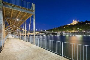 (©Philips. Photo Xavier Boymond). Lyon, Rive de Saône. La Communauté urbaine de Lyon a engagé un grand projet de reconquête des rives de la Saône dans toute sa traversée du Grand Lyon, de la pointe du Confluent aux limites nord de l’agglomération. Intitulé River Movie, le projet conçu avec Jérôme Sans entend faire de la Saône un espace d’audaces, de liberté et d’expérimentations, un récit sensible qui s’écrit au fil de l’eau et offre au visiteur l’occasion de vivre des expériences artistiques uniques, comme autant d’étapes sur son parcours.  Maîtrise d’ouvrage : Communauté urbaine de Lyon Maîtrise d’œuvre : architectes Martin Coevoet, Agence Arter et Tadashi Kawamata  Solution éclairage : Philips Lighting 