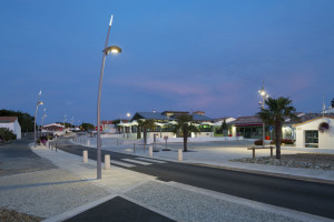 ©Xavier Boymond. Rivedoux, Île de Ré. La place principale est ainsi éclairée de manière douce et uniforme au moyen de bouquets de luminaires Olivio sur mâts Spiral disséminés en périphérie. Maître d’ouvrage : Mairie de Rivedoux. Maître d’ouvrage délégué et conception éclairage : SDEER 17. Maître d’œuvre (architecte) : Impact Urbanisme. Entreprise : Citeos La Rochelle. Solution éclairage : Sélux. 