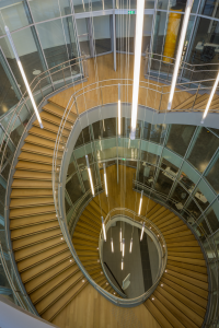 © Chabae & Partenaires. Photo Guillaume Guerin. Des suspensions Tinos, équipées de tubes fluorescents T5, ornent l’escalier monumental de la médiathèque, diffusant la lumière à 360° à travers le polycarbonate clair des luminaires tubulaires. 