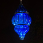 Lanterne BluEMoon (design Emmanuel Prin) en verre soufflé et en métal jaloent la promenade des Arts. © Thomas Douvry