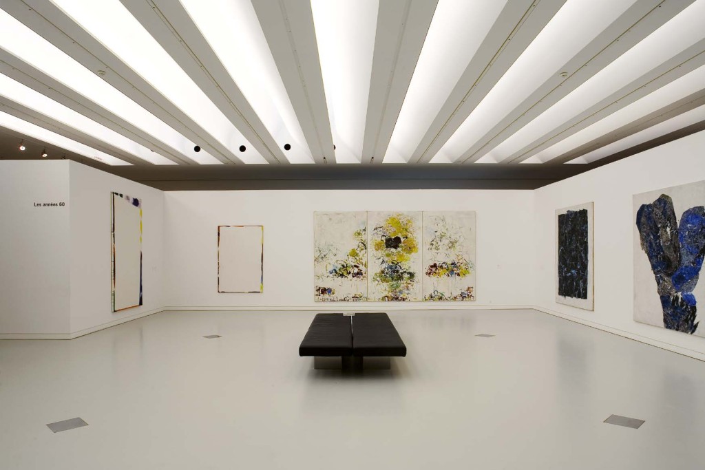 Montpellier. Musée Fabre. Architecte : BLP & Atelier Emmanuel Nebout. Par le travail des sheds, la lumière naturelle est diffusée et permet d’éviter tout ensoleillement direct sur les oeuvres. La nuit, la lumière artificielle prend le relais de la lumière naturelle et complète la mise en lumière de la cour. ©Hervé Abbadie