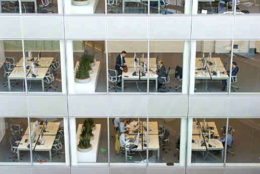 © Philips Lighting. The Edge, conçu par PLP Architectes, est le nouveau siège partagé de Deloitte et de AKD. Il est situé dans le quartier Zuidas d’Amsterdam et dispose de 40 000 mètres carrés d’espace de bureaux. Les employés de bureau peuvent contrôler l’éclairage à l’aide de leurs appareils mobiles. Solutions éclairage : Philips Lighting 