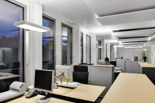 © Zumtobel. Groupe VHV, à Hanovre. Tous les luminaires et stores du complexe de bâtiments composé de trois corps sont commandés par le système de gestion de l’éclairage LITENET (Zumtobel), basé TCP/IP. La lumière du jour disponible est saisie par un héliomètre central. Les stores vénitiens à lamelles avec fonction de guidage de la lumière sont commandés selon la position du soleil. Le niveau de gradation de chaque luminaire est recalculé et réglé chaque minute pour assurer une intensité lumineuse constante. Des détecteurs de présence réduisent en outre les heures d’allumage en fonction de la présence des collaborateurs. Ceux-ci ont la possibilité d’adapter l’ambiance lumineuse à leurs besoins à l’aide de commutateurs radio sans fil – absolument indépendants du câblage du bâtiment.