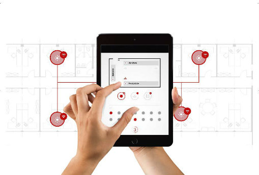 © Trilux. Grâce à l’installation simplement guidée par « Plug-and-Play », l’installateur ne nécessite aucune coaissance préliminaire particulière en gestion d’éclairage et peut créer pour ses clients une valeur ajoutée résultant d’économies d’énergie ou de scénarios lumineux axés sur les besoins. L’utilisateur final peut commander lui-même son système LiveLink par bouton-poussoir ou l’application smartphone (Trilux).