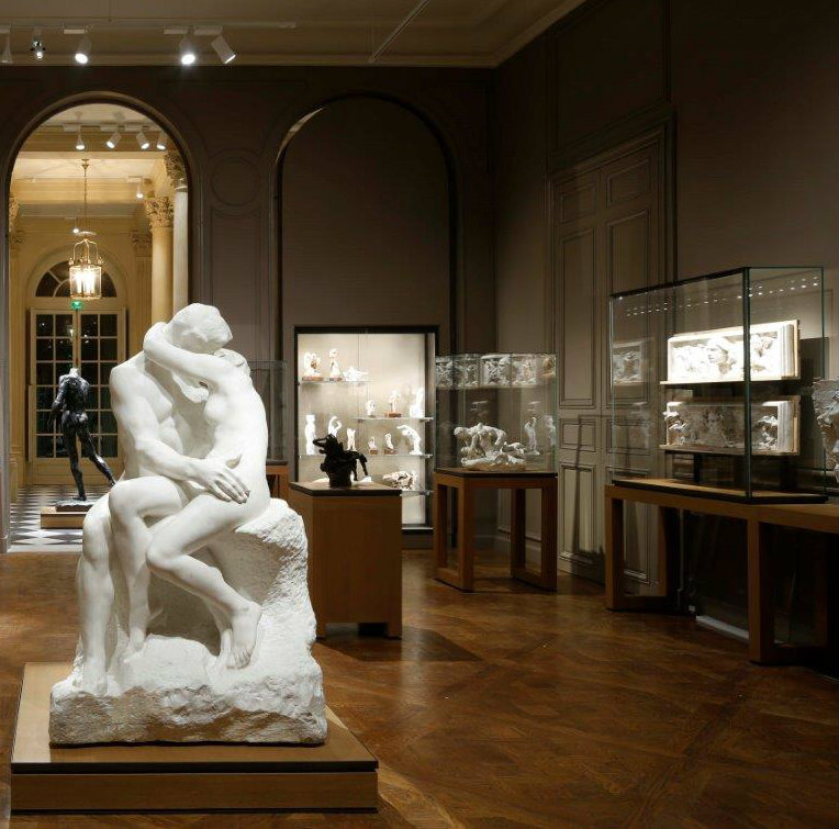 Le baiser - Toutes les vitrines du musée sont équipées de modules LED Microtools, 4 000 K, à tête orientable avec optique Flood. L’intensité varie de 1 % à 35 % en fonction de la lumière du jour. / All the showcases in the museum are equipped with LED Microtools modules (Flood beam), 4 000 K, that can be tilted. intensity can vary from 1% to 35% according to daylight. - (c) Hervé Abbadie - Zumtobel