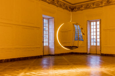 Olafur Eliasson, Deep mirror (yellow), 2016 Mirrors, monofrequency light, aluminium, steel, wood, paint (black, white), control unit 445x180x90 cm Palace Of Versailles, 2016 Photo: Anders Sune Berg Courtesy of the artist; neugerriemschneider, Berlin, Tanya Bonakdar Gallery, New York © Olafur Eliasson