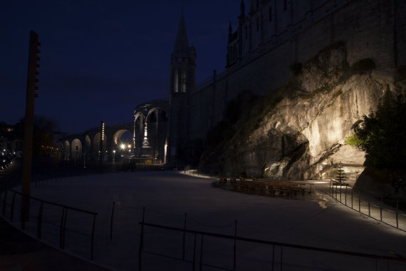 © Nicolas Wilmouth. Aménagement de l’espace grotte à Lourdes – maître d’ouvrage : le Sanctuaire de Lourdes – Architectes :INCA, paysafistes ALEP