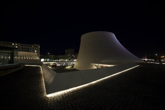© Nicolas Wilmouth. Le Volcan au Havre. Réhabilitation des espaces publics – Maître d’ouvrage ville du Havre – Architectes : agences Deshoulières & Jeaeau