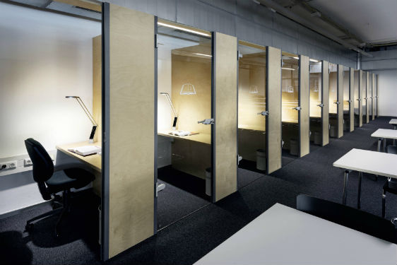 © Luctra – A l'universite technologique de Munich, les lampes a poser Luctra permettent a chaque étudiant de choisir la température de couleur qu'il préfère.