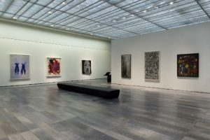 Les plafonds lumineux entrelacent verre et lumière : des wallwashers fluorescents sont disposés en périphérie, tandis que des projecteurs LED ont été intégrés au « tissage » de la structure. Louvre Abu Dhabi – Challenging Modernity © Louvre Abu Dhabi - Photographe Marc Domage.