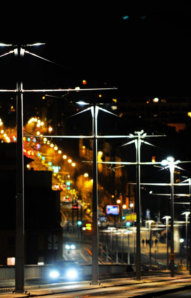 © Direction de la Communication Ville de Clermont-Ferrand. « Clermont-Ferrand, première ville en Europe à généraliser la télégestion de son éclairage public ». 16 000 points lumineux en télégestion avancée fin 2012 50 toes : réduction estimée des émissions de CO2 35 à 40 % d’économies d'énergie attendues jusqu'à 60 % aux heures creuses de la nuit 4,6 M* HT d'investissement (hors ingénierie) dont 10 % de la Caisse des Dépôts, suite à l’obtention du label national Ville de demain ÉcoCité.