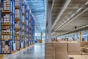 © Trilux – L’éclairage du CDE de DokVast est assuré par 16,6 km de lignes lumineuses E-Line LED de Trilux, conçues pour les entrepôts logistiques. – The lighting of the DokVast CDE is provided by 16.6 km of Trilux E-Line LED light lines, designed for logistics warehouses.