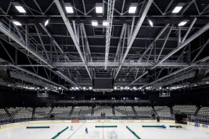 Les luminaires FL20 LED Plus combinés au système DALI Pro permettent la programmation et l’utilisation de plusieurs scénarios d’éclairage dans l’Aren’Ice. The FL20 LED Plus luminaires combined with DALI Pro allow the programming and use of different lighting scenarios in the Aren’Ice.