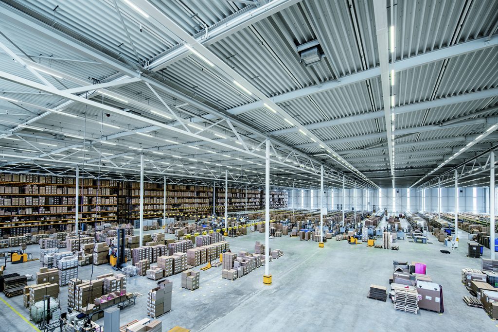 © Trilux – L'éclairage est piloté par le système de gestion LiveLink, grâce à l’intégration de détecteurs intelligents et coectés. – Everything is commanded by the LiveLink lighting management system, thanks to the integration of intelligent and coected sensors.