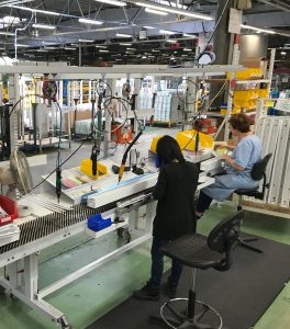 © Sylvania. Bertrand Chapey, Assemblage et câblage manuel sur chaîne.