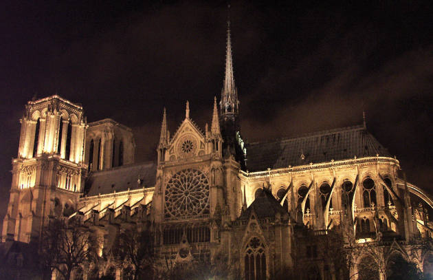 Notre-Dame de Paris, Mise en lumière extérieure : Roger Narboni, concepteur lumière, Concepto, Louis Clair, concepteur lumière, Light Cible, et Italo Rota, architecte ©Concepto