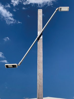 Photo d'un luminaire extérieur sur mât vendu par Aubrilam. Dossier Réparabilité.