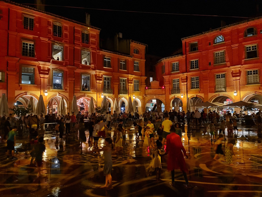 Photo de la place Nationale, Montauban, par Quartiers Lumières. Dossier éclairage extérieur
