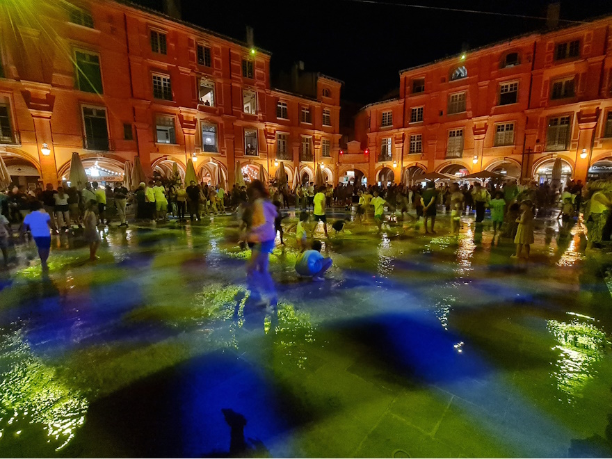 Photo de la place Nationale, Montauban, par Quartiers Lumières. Dossier éclairage extérieur