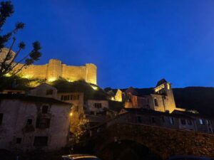 Photo du château de Brousse-le-Château (Aveyron). Dossier éclairage extérieur