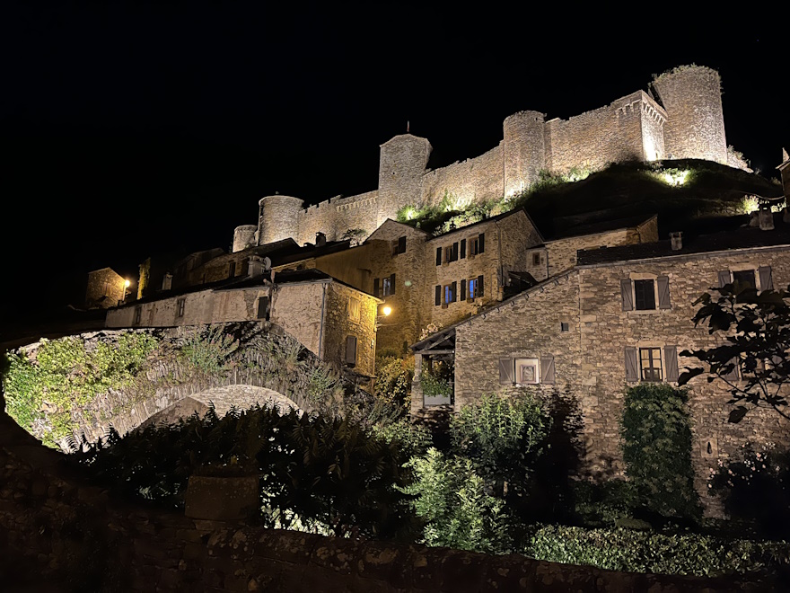 Photo du château de Brousse-le-Château (Aveyron). Dossier éclairage extérieur