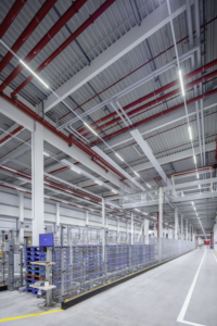 Photo de centres logistiques et entrepôts. Éclairage réalisé par Trilux pour Rewe Nord, en Allemagne.