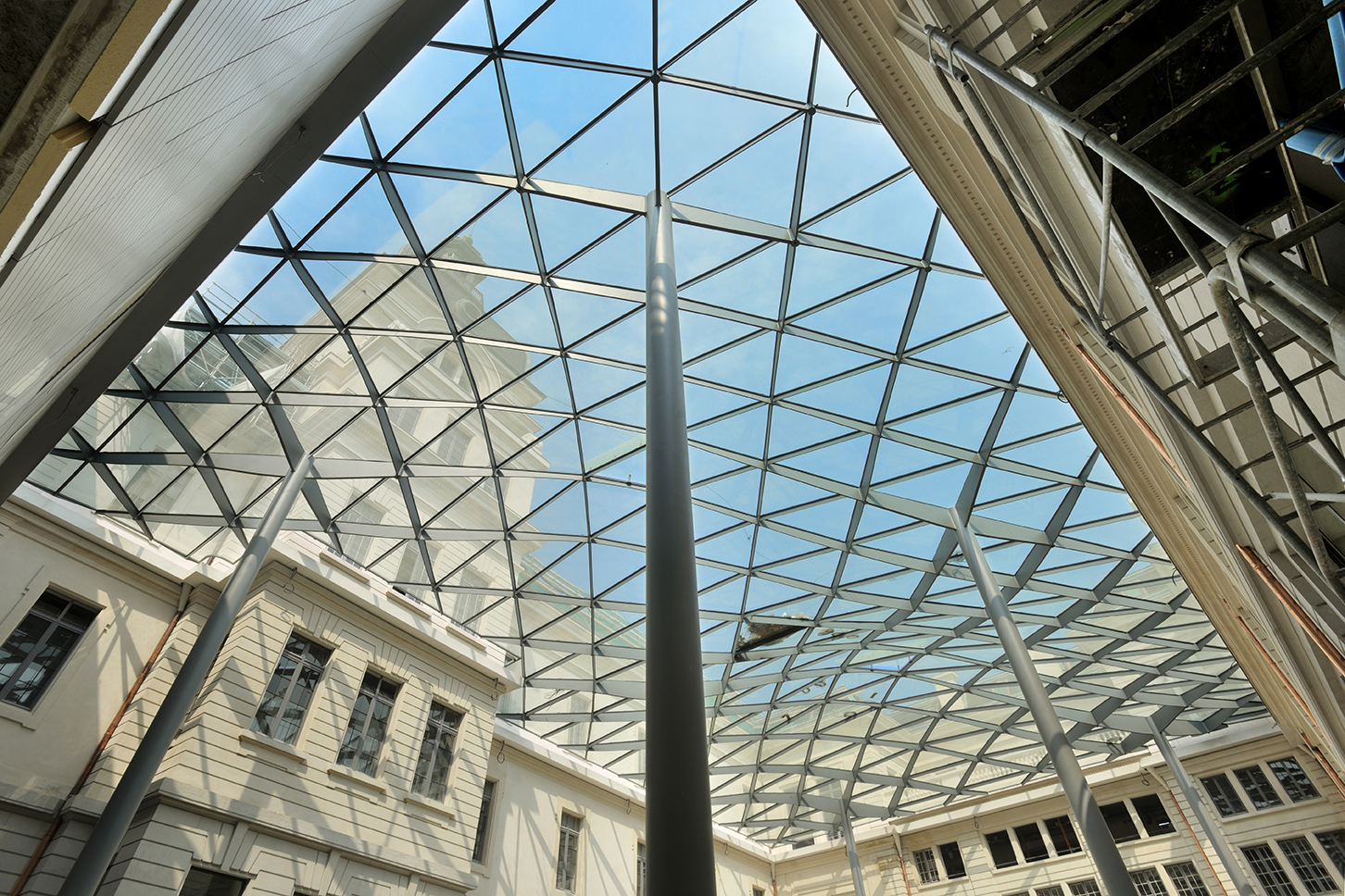 Zoom – Voile de soie rigidifié pour la cour du Midi à Lyon