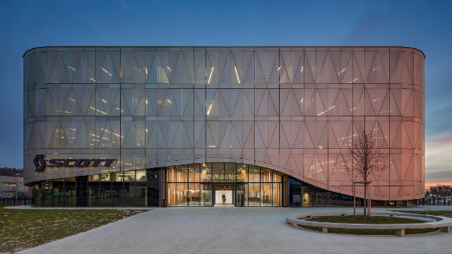 Scott Sports éclaire son siège social avec des solutions Zumtobel