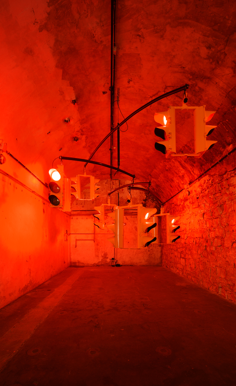 Iván Navarro. Traffic light; ©Courtesy Templon Paris – Brussels. Photo Frank Vinken
