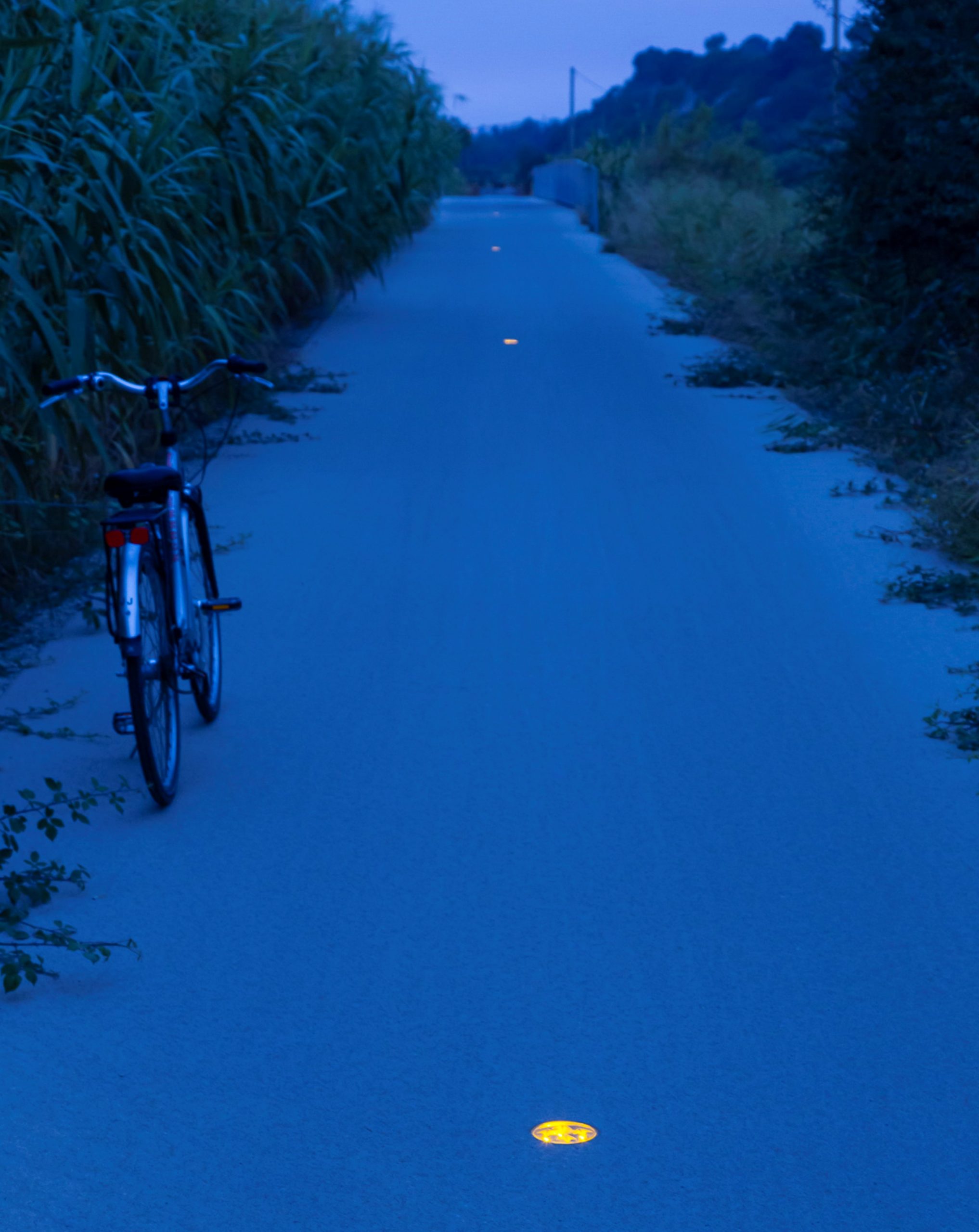 <strong>La piste cyclable autour de l’étang de Thau, dans l'Hérault.</strong><br><strong>Maîtrise d’ouvrage : </strong>Sète Agglopôle Méditerranée – <strong>Maîtrise d’œuvre lumière : </strong>ILEX Paysage + Urbanisme © Nowatt Lighting