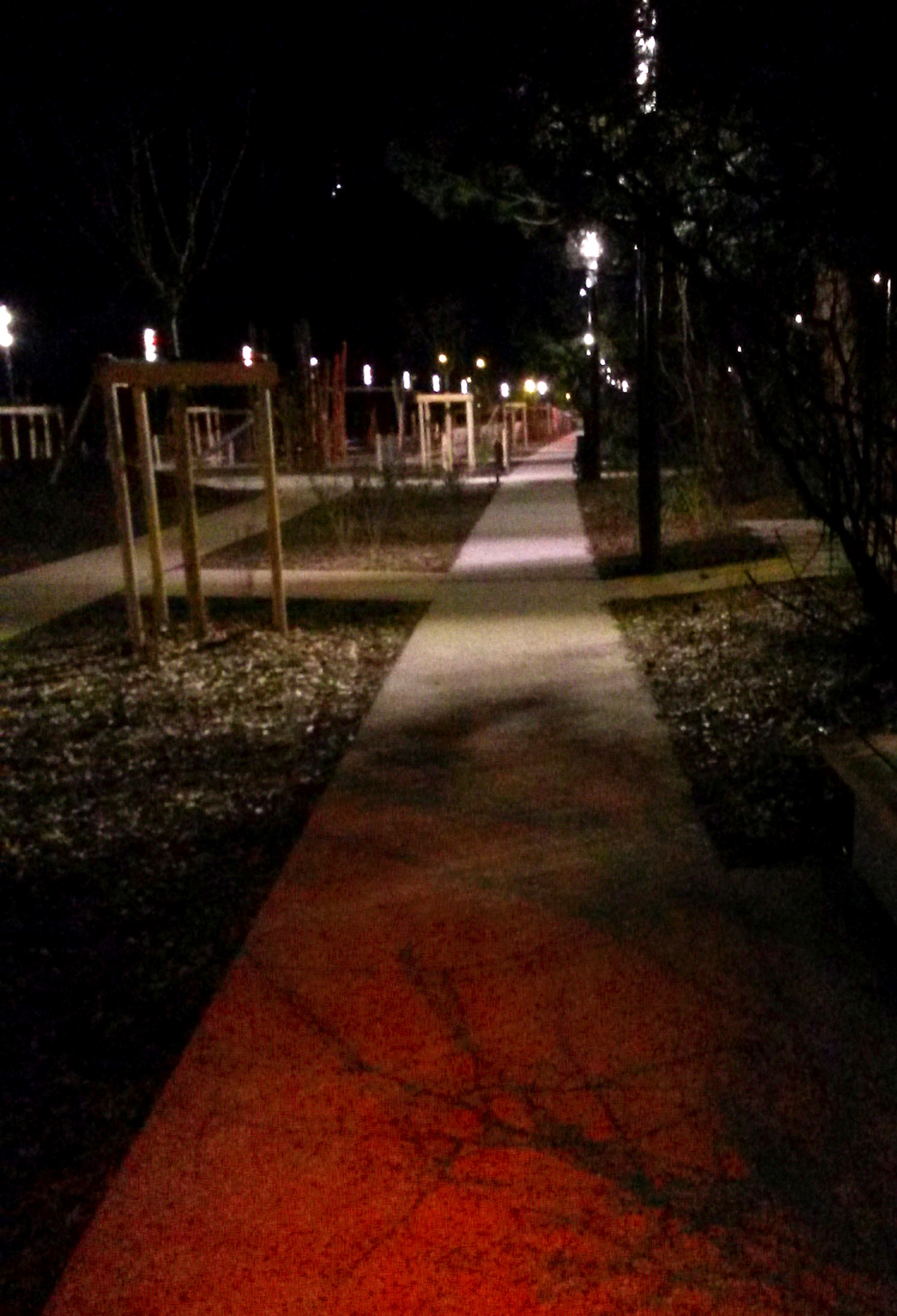 Mise en lumière du parc Flaubert à Grenoble – 2015. L’utilisation d’une lumière à dominante rouge a permis de préserver au maximum la plupart des espèces animales présentes sur ce site, tout en offrant des possibilités de promenades nocturnes.<br>Architectes paysagistes : Atelier Jacqueline Osty et Associés<br>Concepteur lumière : Concepto<br>© Concepto