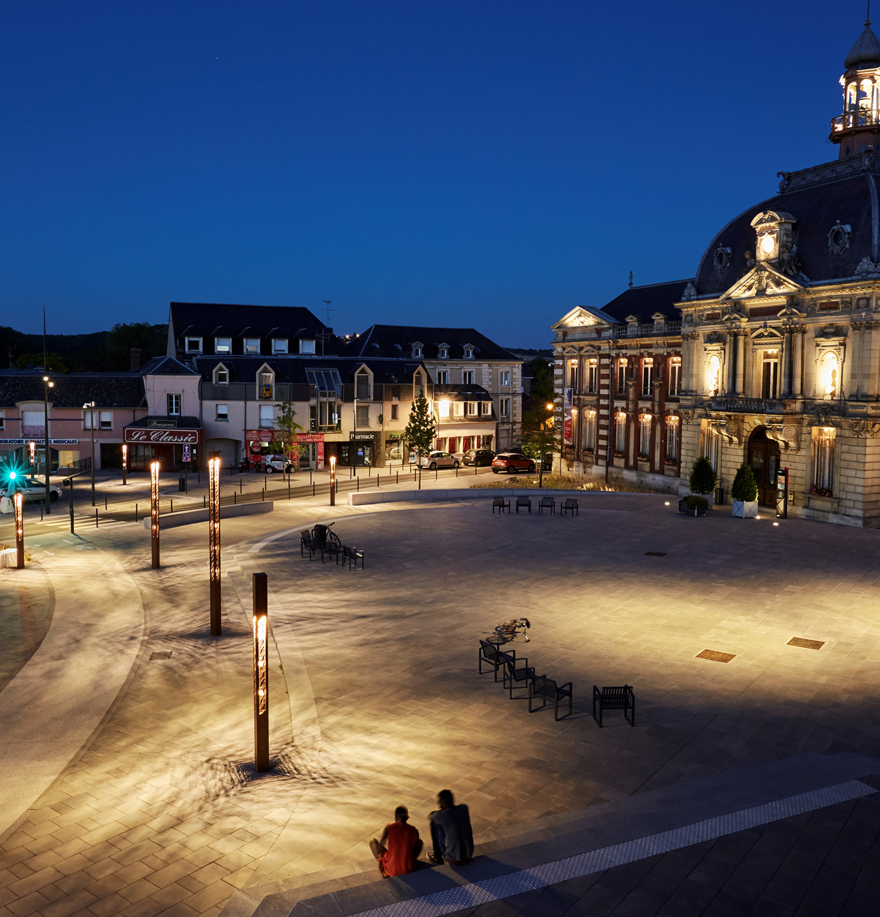 <strong>Les nouveaux aménagements de la place Ernest-Thorel à Louviers.</strong><br><strong>Maître d’ouvrage : <strong>Ville de Louviers – <strong>Conception lumière : </strong>Vincent Thiesson - Myriam Laval - Erika Huet, agence ON – <strong>Paysagiste : </strong>Espace libre – <strong>Bureau d’études : </strong>EGIS – <strong>Matériel d’éclairage </strong> (pour la mise en lumière de la façade du musée) : iGuzzini, Lulteam, Lumenpulse © Technilum. Photo Julien Falsimagne</strong></strong>