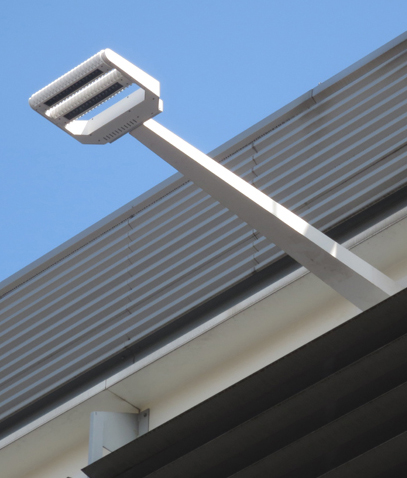 Seulsoleil a utilisé un luminaire<br>orientable pour lequel il a fait<br>développer un bras afin de le<br>positioer en déport des façades<br>de l’allée centrale.