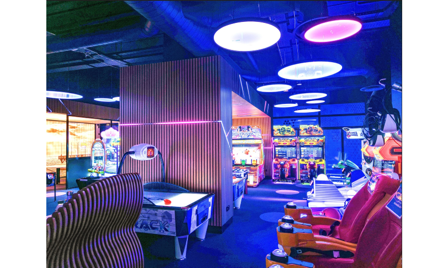 Jeux de lumière dans la salle d’arcade au Havre