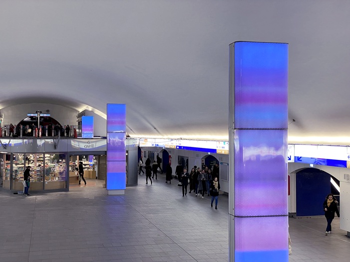 Les totems de la station Auber à Paris, signés French Light