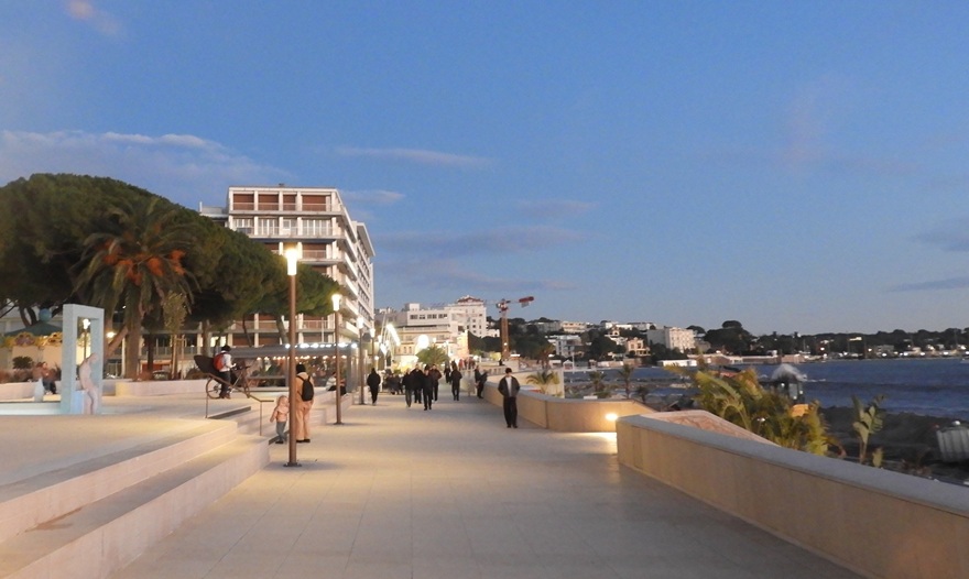 Antibes : douceurs de lumières sur la promenade du Soleil